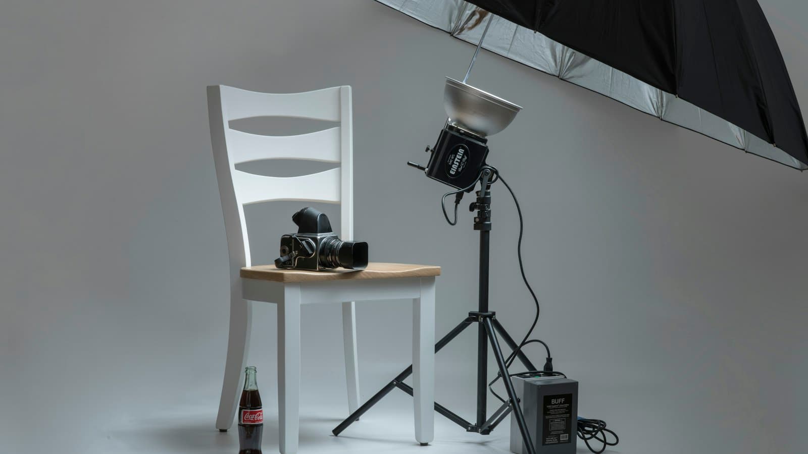 Câmera e iluminação preparadas para uma sessão fotográfica