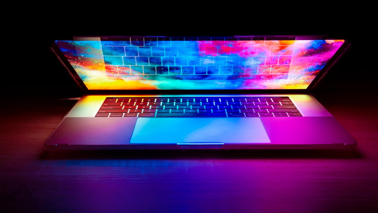 Notebook com tela colorida em uma mesa