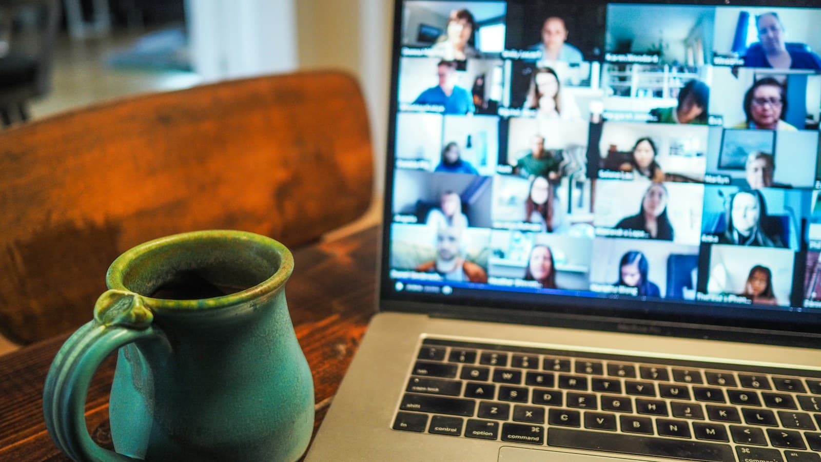 Reunião de grupo exibida na tela de um notebook