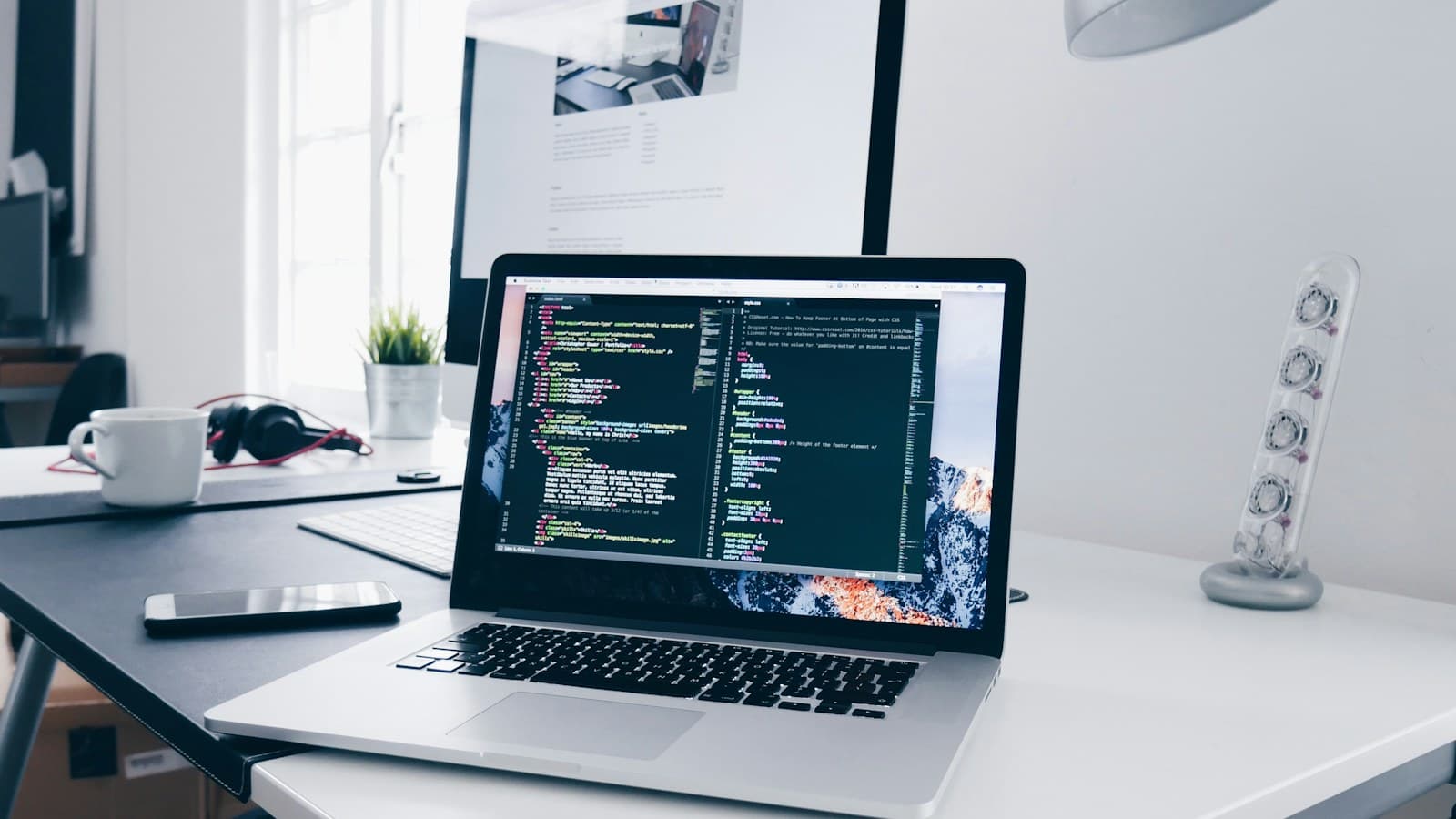 Notebook com código aberto em uma mesa de trabalho