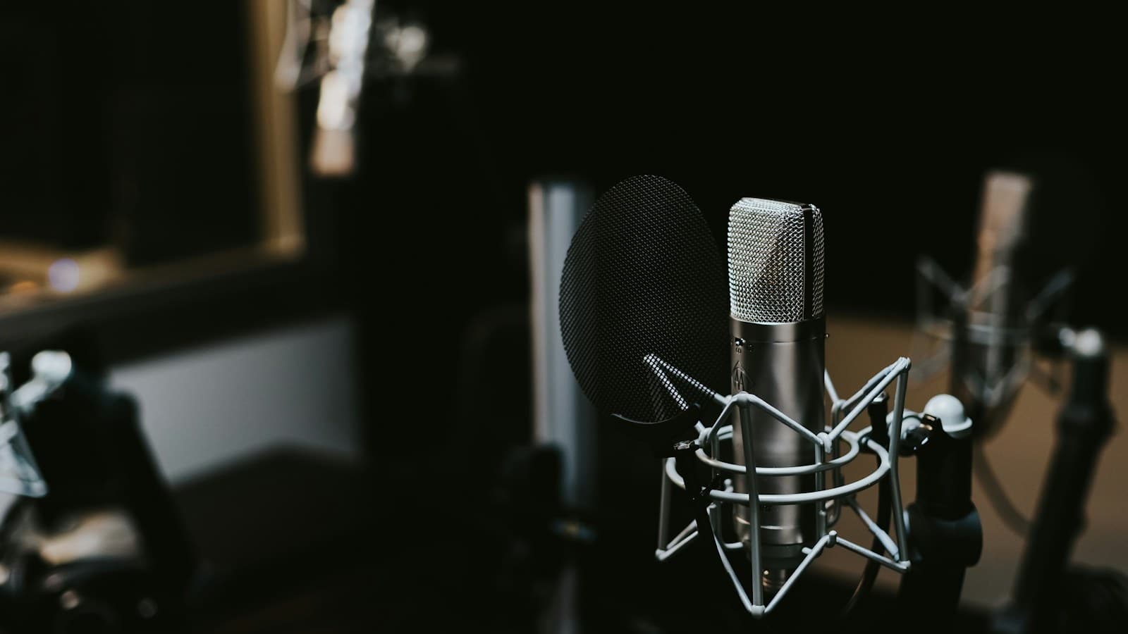 Microfone condensador de estúdio para gravação de áudio