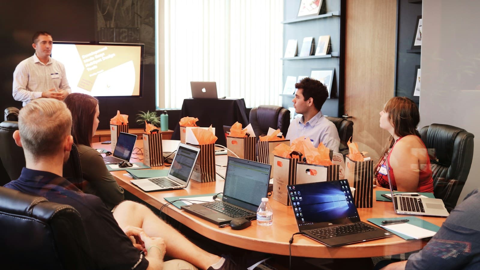 Apresentação e conversa de trabalho em torno de uma mesa