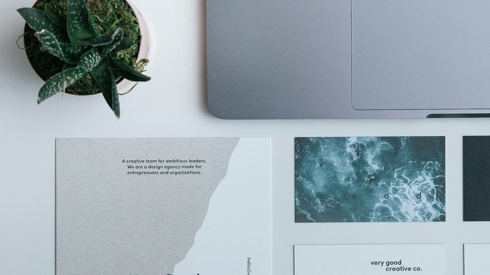 Notebook aberto sobre uma mesa